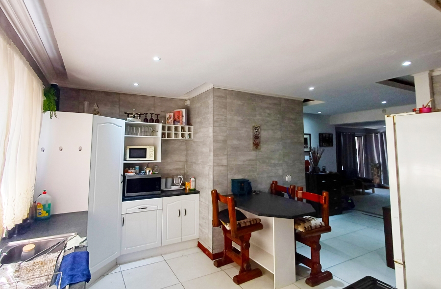 7 Bedroom Property for Sale in Kleinmond Western Cape